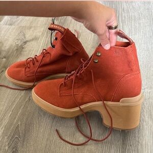Sorel Women's Orange Lace-Up Boots